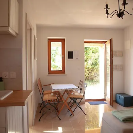 Laurus Apartment *